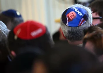 Invitados asisten a una recepción de Hanukkah ofrecida por el presidente estadounidense Donald Trump en la Sala Este de la Casa Blanca en Washington, el 16 de diciembre de 2025. (Andrew Caballero-Reynolds/AFP)