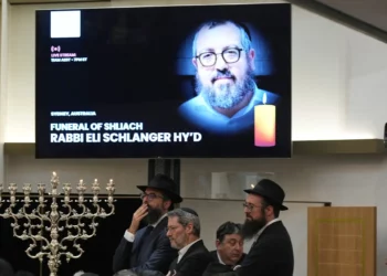 Dolientes se reúnen en una sinagoga para el funeral del rabino Eli Schlanger, víctima del tiroteo terrorista masivo en Bondi Beach, el 17 de diciembre de 2025, en Sídney, Australia. (Foto AP/Mark Baker, Pool)