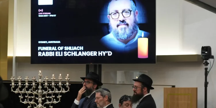 Dolientes se reúnen en una sinagoga para el funeral del rabino Eli Schlanger, víctima del tiroteo terrorista masivo en Bondi Beach, el 17 de diciembre de 2025, en Sídney, Australia. (Foto AP/Mark Baker, Pool)