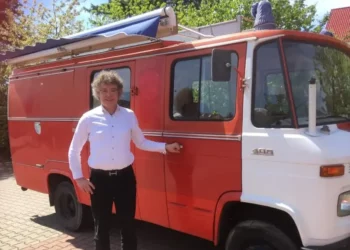 El diputado alemán Matthias Moosdorf hace campaña para el partido populista de derecha AfD en Zwckau, Alemania, el 10 de mayo de 2021. (Cortesía de Moosdorf)