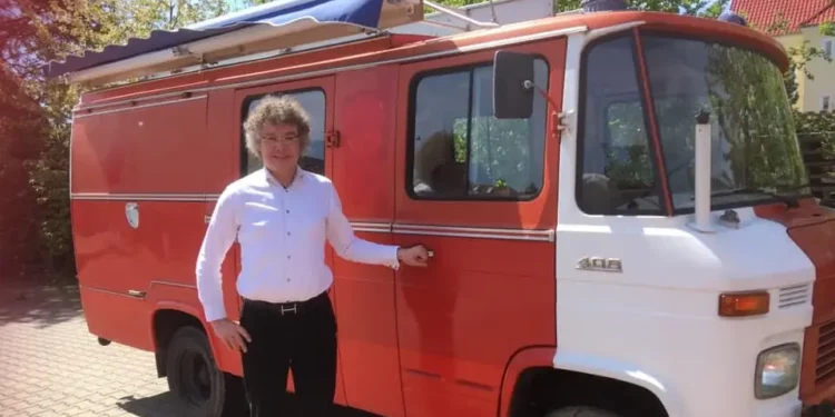 El diputado alemán Matthias Moosdorf hace campaña para el partido populista de derecha AfD en Zwckau, Alemania, el 10 de mayo de 2021. (Cortesía de Moosdorf)