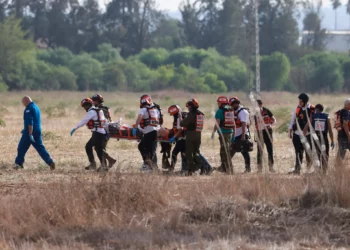 Equipos de rescate israelíes evacuan a una persona herida cerca de la ciudad sureña de Sderot el 7 de octubre de 2023, después de que el grupo terrorista palestino Hamás lanzara un ataque sorpresa a gran escala contra Israel. (Menahem KAHANA / AFP)