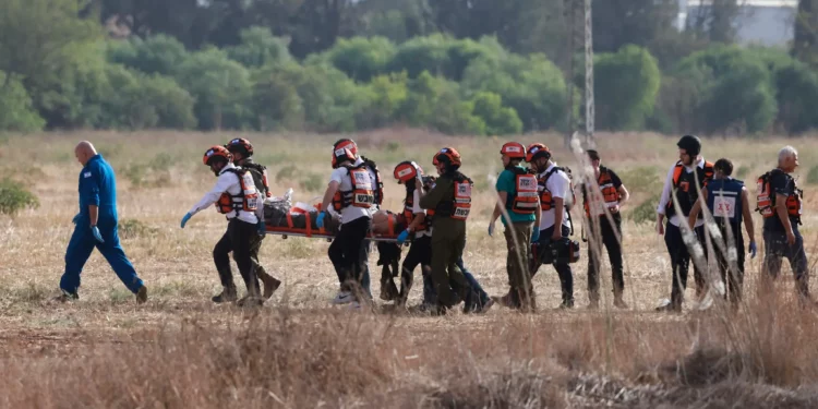 Equipos de rescate israelíes evacuan a una persona herida cerca de la ciudad sureña de Sderot el 7 de octubre de 2023, después de que el grupo terrorista palestino Hamás lanzara un ataque sorpresa a gran escala contra Israel. (Menahem KAHANA / AFP)