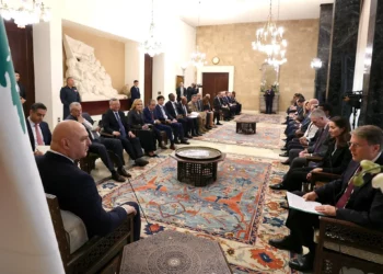 Una fotografía difundida por la oficina de prensa de la presidencia libanesa muestra al presidente libanés Joseph Aoun (izq.) hablando con el embajador de Eslovenia ante la ONU, Samuel Zbogar (der.), durante una reunión con una delegación del Consejo de Seguridad de las Naciones Unidas en el Palacio Presidencial de Baabda, al este de Beirut, el 5 de diciembre de 2025. (Documento / Presidencia libanesa / AFP)