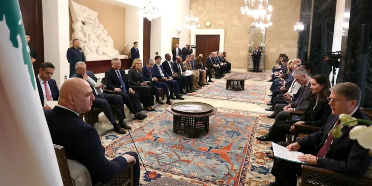 Una fotografía difundida por la oficina de prensa de la presidencia libanesa muestra al presidente libanés Joseph Aoun (izq.) hablando con el embajador de Eslovenia ante la ONU, Samuel Zbogar (der.), durante una reunión con una delegación del Consejo de Seguridad de las Naciones Unidas en el Palacio Presidencial de Baabda, al este de Beirut, el 5 de diciembre de 2025. (Documento / Presidencia libanesa / AFP)