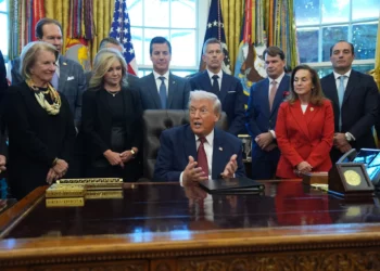 El presidente de Estados Unidos, Donald Trump, habla durante un evento sobre estándares de ahorro de combustible en la Oficina Oval de la Casa Blanca, el 3 de diciembre de 2025, en Washington. (Foto AP/Evan Vucci)