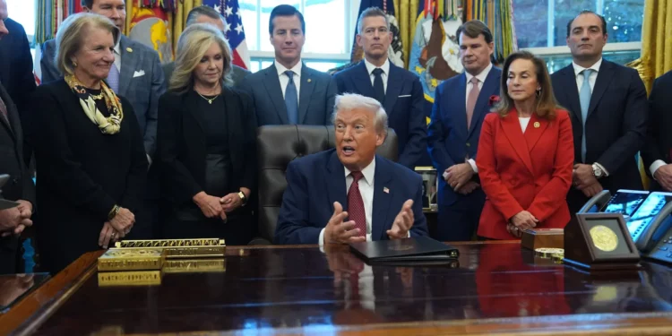 El presidente de Estados Unidos, Donald Trump, habla durante un evento sobre estándares de ahorro de combustible en la Oficina Oval de la Casa Blanca, el 3 de diciembre de 2025, en Washington. (Foto AP/Evan Vucci)