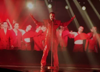 El belga Red Sebastian interpreta la canción "Strobe Lights" durante la primera semifinal del 69.º Festival de la Canción de Eurovisión, en Basilea, Suiza, el 13 de mayo de 2025. (Foto AP/Martin Meissner)