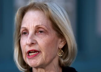 Jillian Segal, presidenta del Consejo Ejecutivo del Judaísmo Australiano, habla durante una conferencia de prensa en Sídney el 9 de octubre de 2023 (David Gray / AFP)