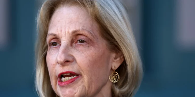 Jillian Segal, presidenta del Consejo Ejecutivo del Judaísmo Australiano, habla durante una conferencia de prensa en Sídney el 9 de octubre de 2023 (David Gray / AFP)