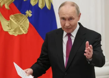 El presidente ruso, Vladimir Putin, llega a la ceremonia de entrega de premios con motivo del Día de la Unidad Nacional en el Kremlin de Moscú, el 4 de noviembre de 2025 (Maxim Shipenkov/Pool/AFP)