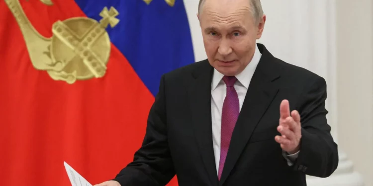 El presidente ruso, Vladimir Putin, llega a la ceremonia de entrega de premios con motivo del Día de la Unidad Nacional en el Kremlin de Moscú, el 4 de noviembre de 2025 (Maxim Shipenkov/Pool/AFP)