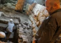 Se desentierra un baño ritual de 2000 años de antigüedad bajo la Plaza del Muro Occidental en un descubrimiento anunciado el 29 de diciembre de 2025. (Emil Aladjem/Autoridad de Antigüedades de Israel