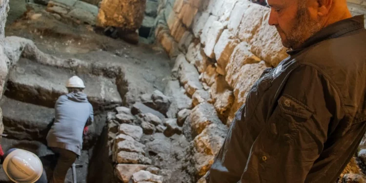 Se desentierra un baño ritual de 2000 años de antigüedad bajo la Plaza del Muro Occidental en un descubrimiento anunciado el 29 de diciembre de 2025. (Emil Aladjem/Autoridad de Antigüedades de Israel