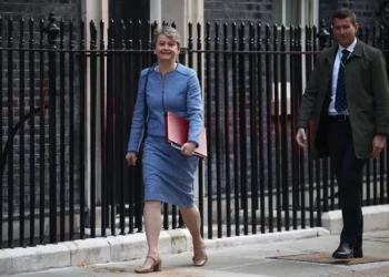 La secretaria de Relaciones Exteriores de Gran Bretaña, Yvette Cooper (izq.), llega para asistir a una reunión del gabinete en el número 10 de Downing Street, en el centro de Londres, el 26 de noviembre de 2025 (Henry NICHOLLS / AFP)