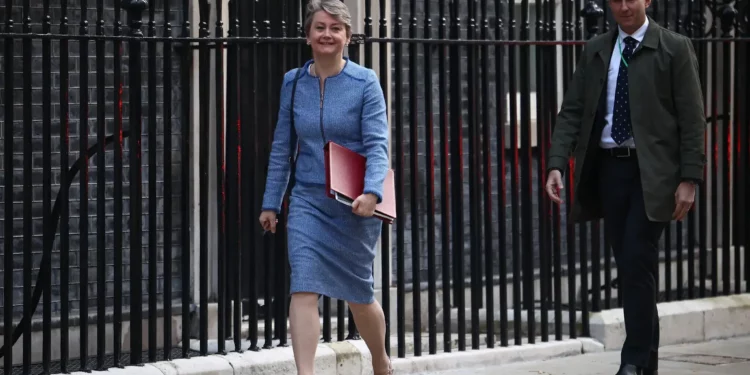 La secretaria de Relaciones Exteriores de Gran Bretaña, Yvette Cooper (izq.), llega para asistir a una reunión del gabinete en el número 10 de Downing Street, en el centro de Londres, el 26 de noviembre de 2025 (Henry NICHOLLS / AFP)