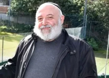 Reuven Morrison (X; utilizado de acuerdo con la Cláusula 27a de la Ley de Derechos de Autor)