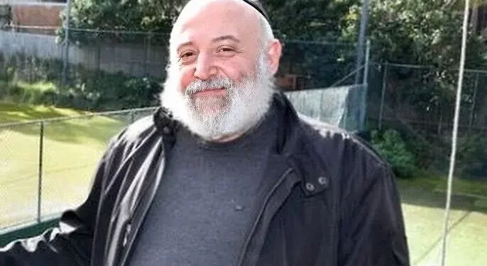 Reuven Morrison (X; utilizado de acuerdo con la Cláusula 27a de la Ley de Derechos de Autor)