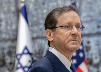 El presidente Isaac Herzog se reúne con Mike Huckabee (no visible) en la residencia presidencial en Jerusalén, el 21 de abril de 2025. (Chaim Goldberg/Flash90)