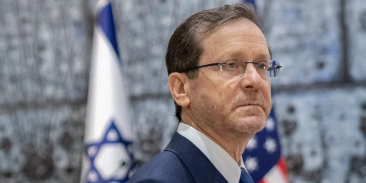 El presidente Isaac Herzog se reúne con Mike Huckabee (no visible) en la residencia presidencial en Jerusalén, el 21 de abril de 2025. (Chaim Goldberg/Flash90)