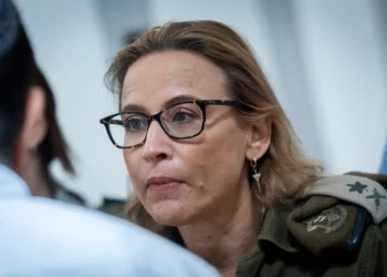 El ex fiscal general militar Yifat Tomer-Yerushalmi asiste a una ceremonia en honor del juez saliente de la Corte Suprema, Yosef Elron, en el Tribunal Supremo de Jerusalén el 18 de septiembre de 2025. (Yonatan Sindel/Flash90)