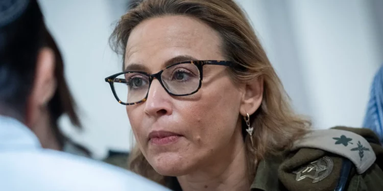 El ex fiscal general militar Yifat Tomer-Yerushalmi asiste a una ceremonia en honor del juez saliente de la Corte Suprema, Yosef Elron, en el Tribunal Supremo de Jerusalén el 18 de septiembre de 2025. (Yonatan Sindel/Flash90)