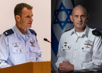 El general de brigada Omer Tischler (izquierda) en 2021 y el vicealmirante Eyal Harel (derecha) en 2023. (Nevo Levin/Fuerza Aérea de Israel; Fuerzas de Defensa de Israel)
