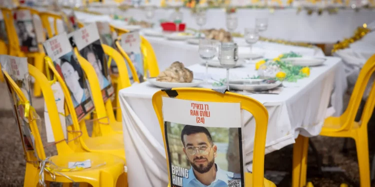 Póster de Ran Gvili, el último rehén cuyo cuerpo aún permanece retenido en Gaza, visto en la Plaza de los Rehenes de Tel Aviv. 9 de diciembre de 2025 (Miriam Alster/FLASH90)