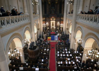 La gente asiste a la conmemoración del primer aniversario en homenaje a las víctimas del ataque de Hamás contra Israel del 7 de octubre de 2023, en la Gran Sinagoga de Bruselas, el 7 de octubre de 2024. (Nicolas TUCAT / AFP)