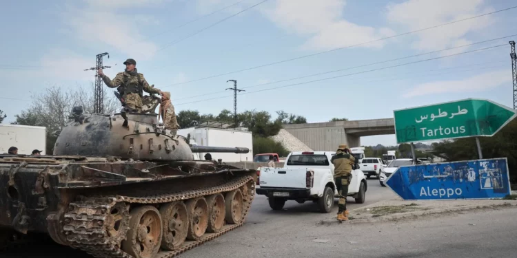 Fuerzas de seguridad sirias se despliegan en las afueras de Latakia, Siria, el 7 de marzo de 2025. (Omar Albam/AP)