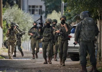 Soldados israelíes durante una redada militar en la ciudad cisjordana de Tubas, el 26 de noviembre de 2025. (Foto AP/Majdi Mohammed)