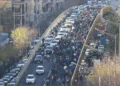 Manifestantes marchan en el centro de Teherán, Irán, el 29 de diciembre de 2025. (Agencia de Noticias Fars vía