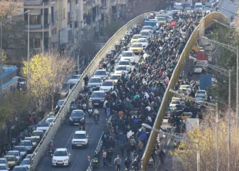 Manifestantes marchan en el centro de Teherán, Irán, el 29 de diciembre de 2025. (Agencia de Noticias Fars vía