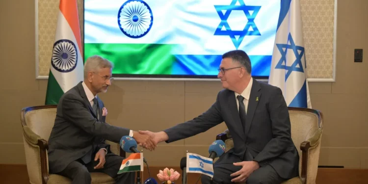 El ministro de Asuntos Exteriores de la India, Subrahmanyam Jaishankar (izq.), y el ministro de Asuntos Exteriores, Gideon Sa'ar, se reúnen en Jerusalén el 16 de diciembre de 2025 (Shlomi Amselam/GPO)