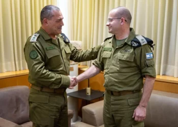 El Jefe del Estado Mayor de las Fuerzas de Defensa de Israel (FDI), Teniente General Eyal Zamir (izquierda), se reúne con el secretario militar del primer ministro y director designado del Mossad, Mayor General Roman Gofman, el 4 de diciembre de 2025. (Fuerzas de Defensa de Israel)