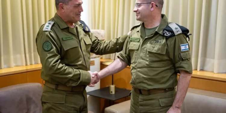 El Jefe del Estado Mayor de las Fuerzas de Defensa de Israel (FDI), Teniente General Eyal Zamir (izquierda), se reúne con el secretario militar del primer ministro y director designado del Mossad, Mayor General Roman Gofman, el 4 de diciembre de 2025. (Fuerzas de Defensa de Israel)