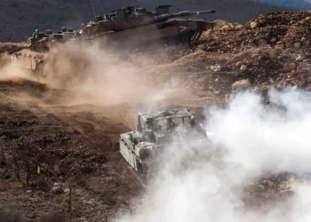 Tanques israelíes patrullan cerca de la valla fronteriza que separa el norte de Israel del sur del Líbano el 24 de noviembre de 2025. (Foto de Jalaa MAREY / AFP)