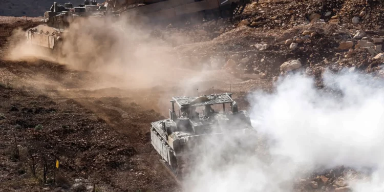 Tanques israelíes patrullan cerca de la valla fronteriza que separa el norte de Israel del sur del Líbano el 24 de noviembre de 2025. (Foto de Jalaa MAREY / AFP)