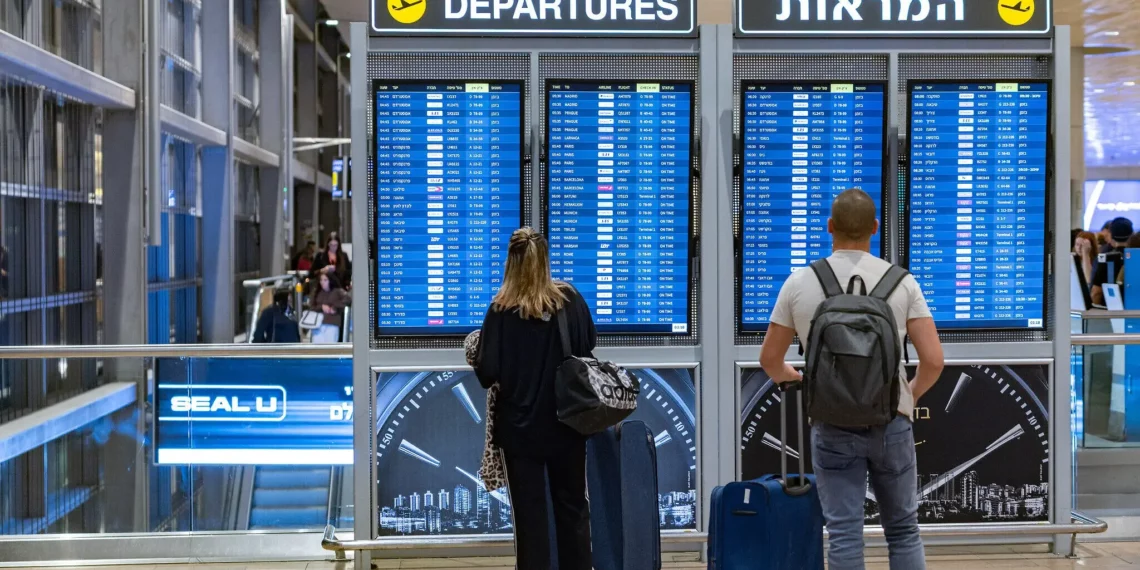 Viajeros en el Aeropuerto Internacional Ben Gurión, 23 de octubre de 2025. (Nati Shohat/Flash90)