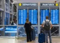 Viajeros en el Aeropuerto Internacional Ben Gurión, 23 de octubre de 2025. (Nati Shohat/Flash90)