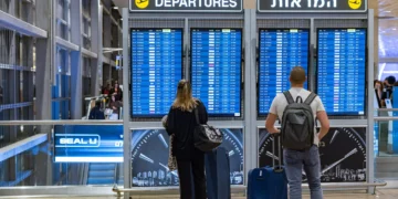 Viajeros en el Aeropuerto Internacional Ben Gurión, 23 de octubre de 2025. (Nati Shohat/Flash90)