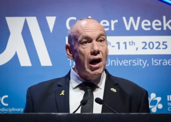 El contralor estatal Matanyahu Englman habla en la Semana Cibernética anual, en la Universidad de Tel Aviv, el 9 de diciembre de 2025. (Avshalom Sassoni/Flash90)