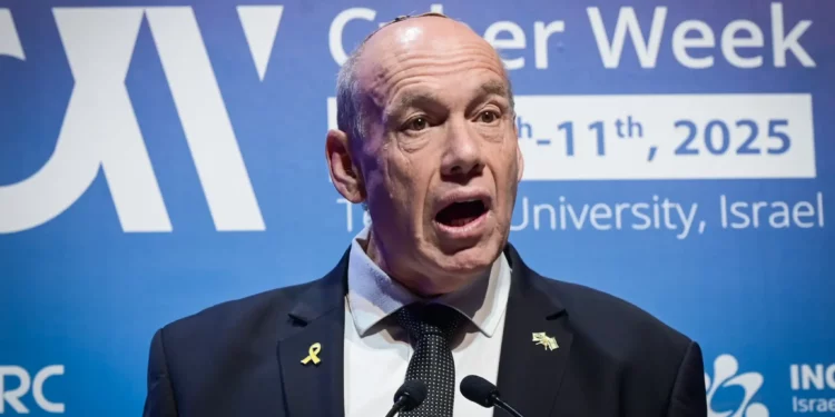 El contralor estatal Matanyahu Englman habla en la Semana Cibernética anual, en la Universidad de Tel Aviv, el 9 de diciembre de 2025. (Avshalom Sassoni/Flash90)