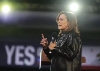 La exvicepresidenta estadounidense Kamala Harris habla durante un evento de campaña sobre la Proposición 50, el sábado 1 de noviembre de 2025, en Los Ángeles. (Foto AP/Ethan Swope)