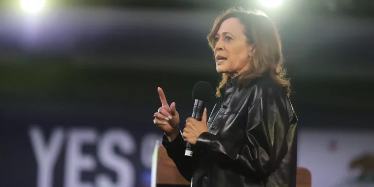 La exvicepresidenta estadounidense Kamala Harris habla durante un evento de campaña sobre la Proposición 50, el sábado 1 de noviembre de 2025, en Los Ángeles. (Foto AP/Ethan Swope)