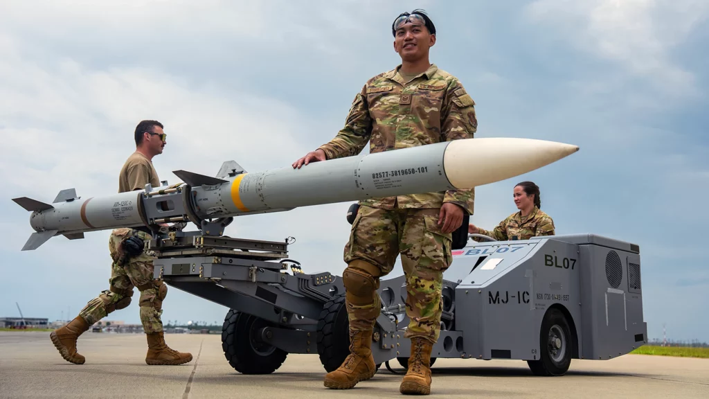 El misil AIM-120 opera en todo clima y más allá del alcance visual