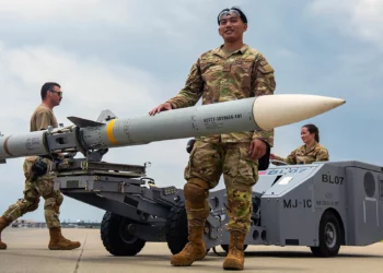 El misil AIM-120 opera en todo clima y más allá del alcance visual