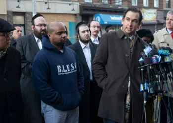 Alcalde judío saliente de Jersey City firma leyes contra el antisemitismo