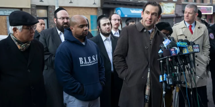 Alcalde judío saliente de Jersey City firma leyes contra el antisemitismo