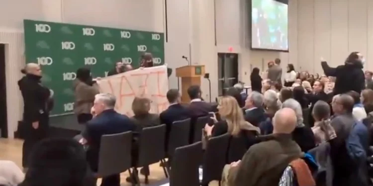 Manifestantes antiisraelíes interrumpen un acto con Ezra Klein en Sarah Lawrence